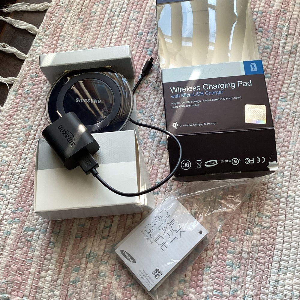 Samsung Black Wireless Charging Pad with MicroUSB